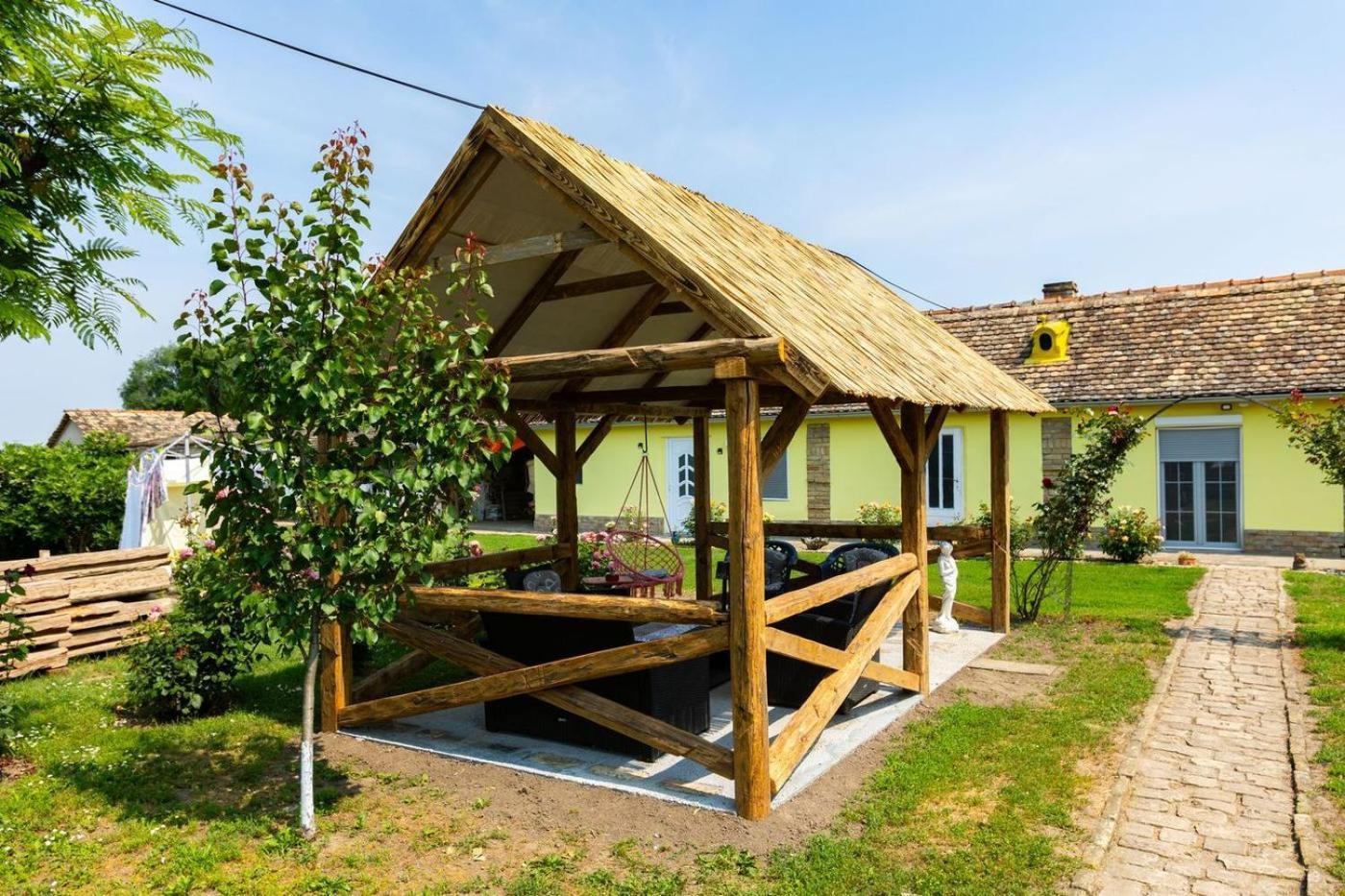 Salas Vujic Bečej Exterior foto